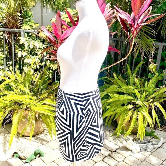 Express Black & White Print Mini Skirt - Picture 3 of 8